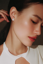 Round Diamond Stud Earrings in White Gold