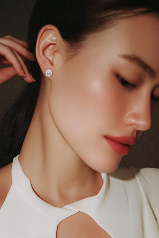 Round Diamond Stud Earrings in White Gold