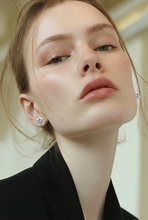 Round Diamond Stud Earrings in White Gold