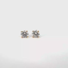 Round Diamond Stud Earrings in Yellow Gold